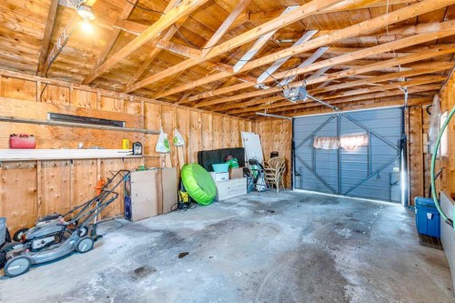 215 4 Avenue Se, Three Hills, AB - Indoor