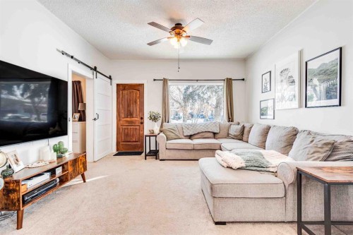 215 4 Avenue Se, Three Hills, AB - Indoor Photo Showing Living Room