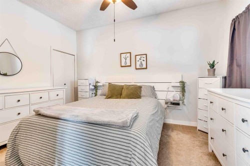 215 4 Avenue Se, Three Hills, AB - Indoor Photo Showing Bedroom
