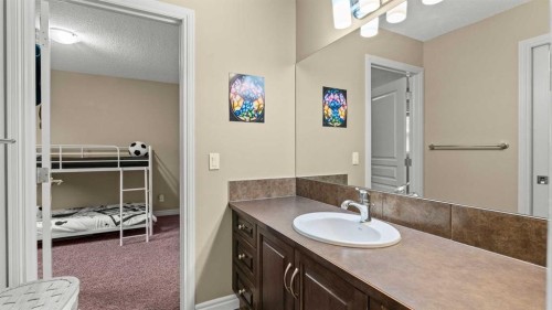 153 Heritage Bay, Cochrane, AB - Indoor Photo Showing Bathroom