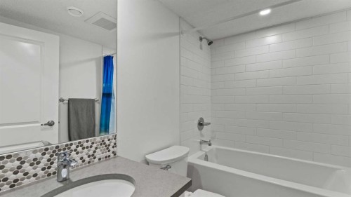 153 Heritage Bay, Cochrane, AB - Indoor Photo Showing Bathroom