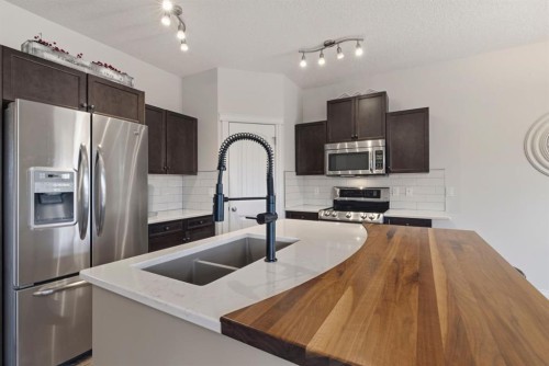 729 Hampton Hills Drive Ne, High River, AB - Indoor Photo Showing Kitchen With Double Sink With Upgraded Kitchen