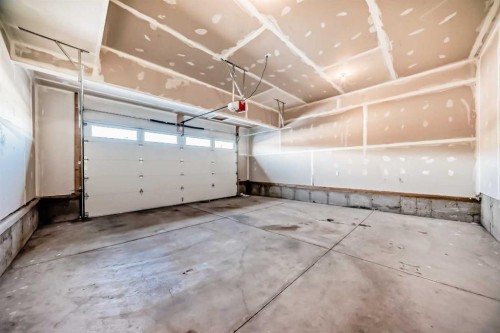 772 Edgefield Crescent, Strathmore, AB - Indoor Photo Showing Garage