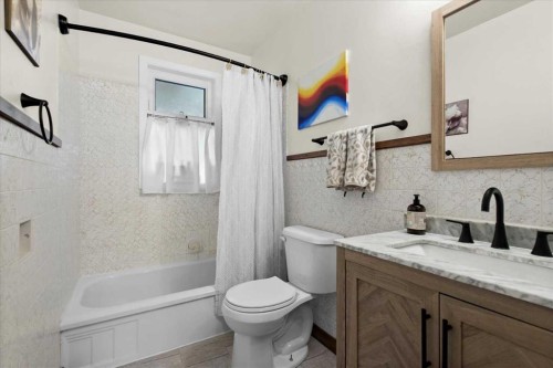 527 29 Street Nw, Calgary, AB - Indoor Photo Showing Bathroom