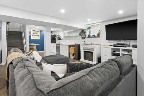 527 29 Street Nw, Calgary, AB - Indoor With Fireplace