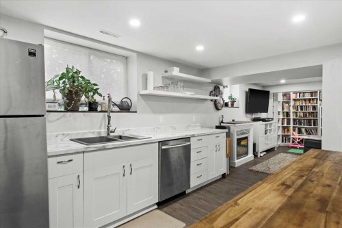527 29 Street Nw, Calgary, AB - Indoor Photo Showing Kitchen With Double Sink