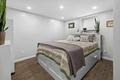 527 29 Street Nw, Calgary, AB - Indoor Photo Showing Bedroom