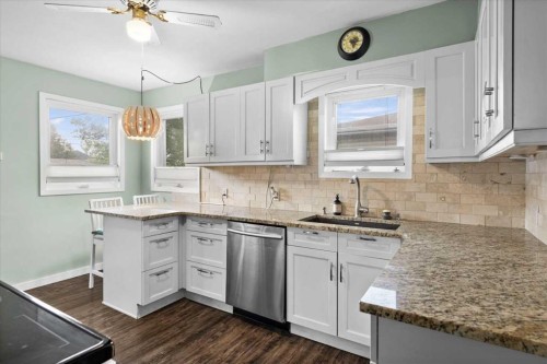 527 29 Street Nw, Calgary, AB - Indoor Photo Showing Kitchen