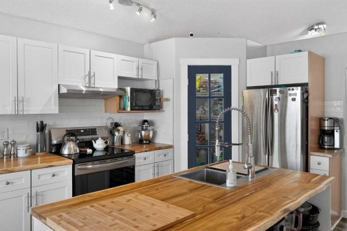 38 Canoe Circle Sw, Airdrie, AB - Indoor Photo Showing Kitchen With Upgraded Kitchen