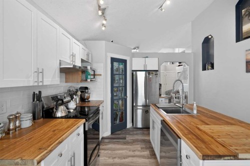 38 Canoe Circle Sw, Airdrie, AB - Indoor Photo Showing Kitchen With Upgraded Kitchen