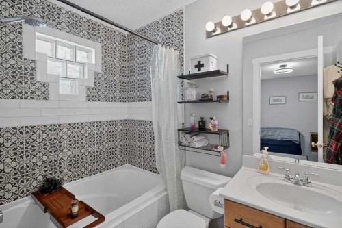 38 Canoe Circle Sw, Airdrie, AB - Indoor Photo Showing Bathroom