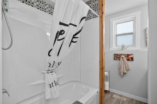 38 Canoe Circle Sw, Airdrie, AB - Indoor Photo Showing Bathroom