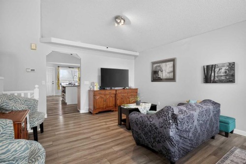 38 Canoe Circle Sw, Airdrie, AB - Indoor Photo Showing Living Room