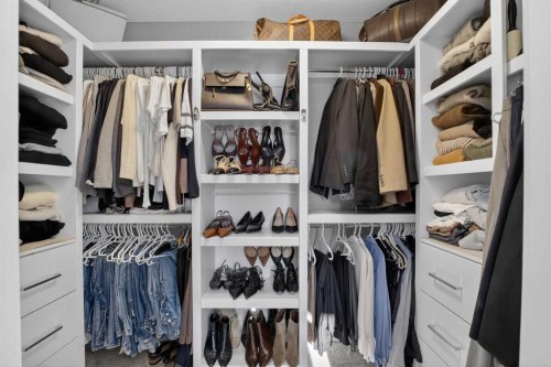 4909 21 Avenue Nw, Calgary, AB - Indoor With Storage