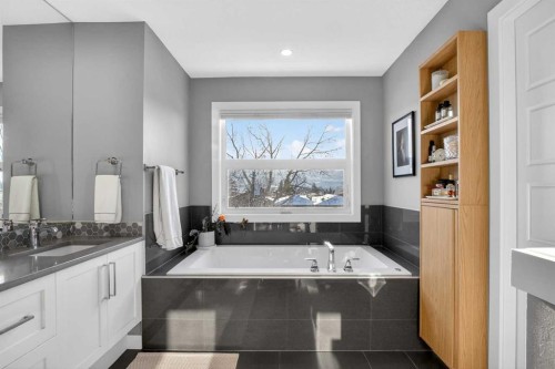 4909 21 Avenue Nw, Calgary, AB - Indoor Photo Showing Bathroom