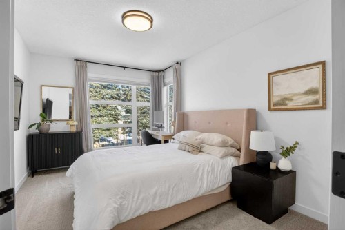 4909 21 Avenue Nw, Calgary, AB - Indoor Photo Showing Bedroom