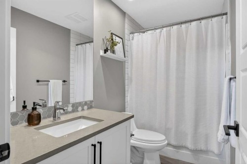4909 21 Avenue Nw, Calgary, AB - Indoor Photo Showing Bathroom
