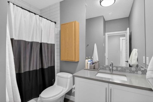 4909 21 Avenue Nw, Calgary, AB - Indoor Photo Showing Bathroom