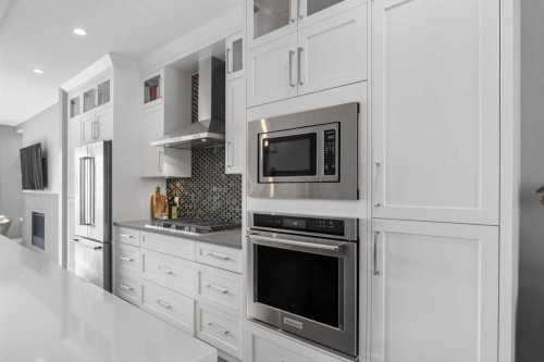 4909 21 Avenue Nw, Calgary, AB - Indoor Photo Showing Kitchen With Upgraded Kitchen