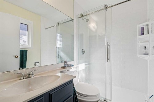 144 Waldron Avenue, Okotoks, AB - Indoor Photo Showing Bathroom