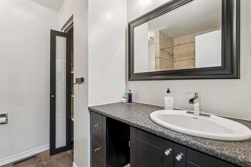 144 Waldron Avenue, Okotoks, AB - Indoor Photo Showing Bathroom