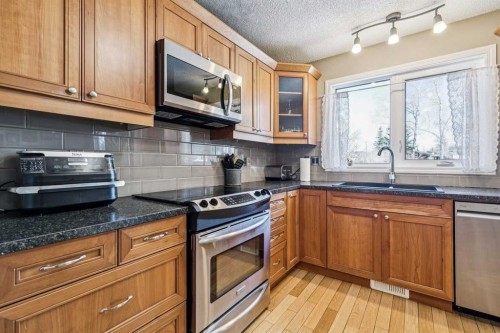 144 Waldron Avenue, Okotoks, AB - Indoor Photo Showing Kitchen With Stainless Steel Kitchen