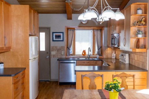80 Westover Drive Sw, Calgary, AB - Indoor Photo Showing Kitchen