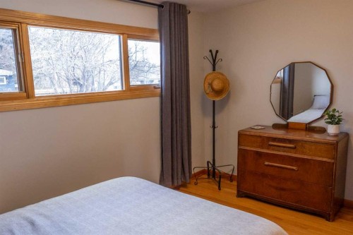 80 Westover Drive Sw, Calgary, AB - Indoor Photo Showing Bedroom