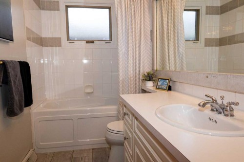 80 Westover Drive Sw, Calgary, AB - Indoor Photo Showing Bathroom