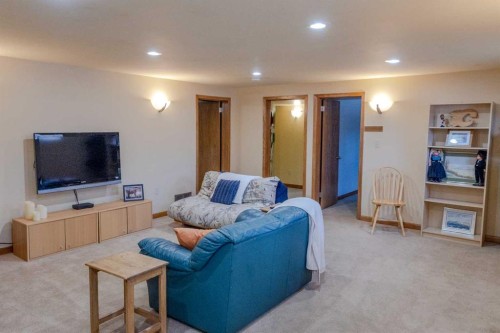 80 Westover Drive Sw, Calgary, AB - Indoor Photo Showing Living Room