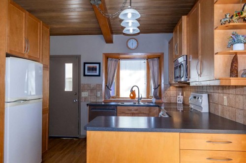 80 Westover Drive Sw, Calgary, AB - Indoor Photo Showing Kitchen