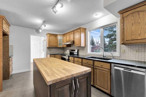 815 Woodpark Way Sw, Calgary, AB - Indoor Photo Showing Kitchen