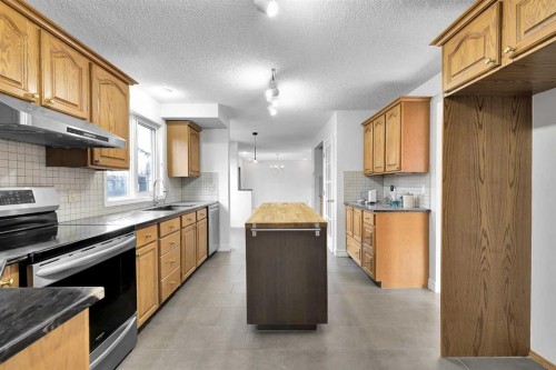 815 Woodpark Way Sw, Calgary, AB - Indoor Photo Showing Kitchen