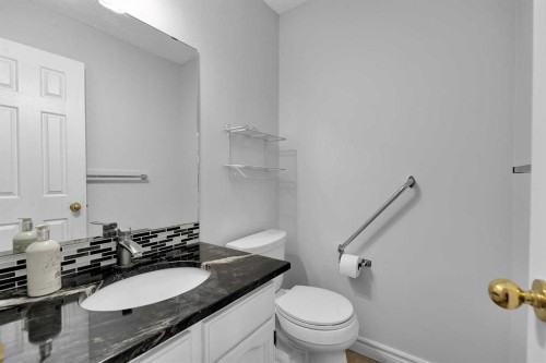 815 Woodpark Way Sw, Calgary, AB - Indoor Photo Showing Bathroom