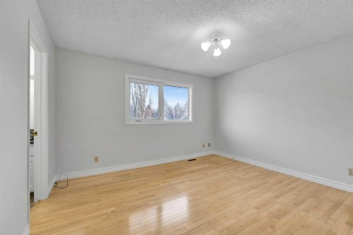 815 Woodpark Way Sw, Calgary, AB - Indoor Photo Showing Other Room