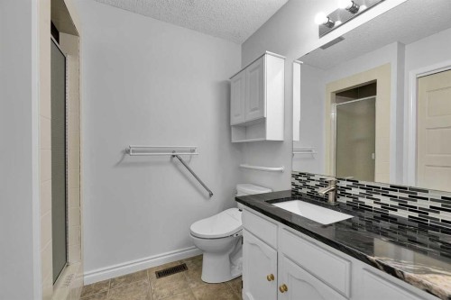 815 Woodpark Way Sw, Calgary, AB - Indoor Photo Showing Bathroom