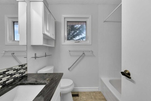 815 Woodpark Way Sw, Calgary, AB - Indoor Photo Showing Bathroom