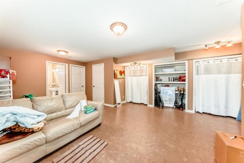 274 Templeview Way Ne, Calgary, AB - Indoor Photo Showing Living Room