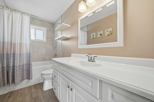 132 Shawcliffe Circle Sw, Calgary, AB - Indoor Photo Showing Bathroom
