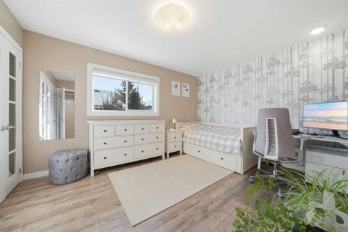 132 Shawcliffe Circle Sw, Calgary, AB - Indoor Photo Showing Bedroom