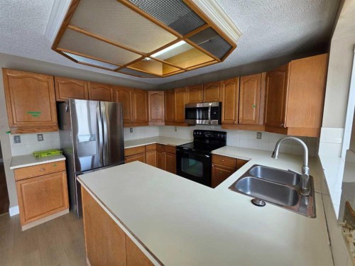 52 Sunvale Mews Se, Calgary, AB - Indoor Photo Showing Kitchen With Double Sink