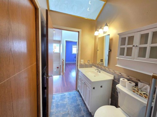 52 Sunvale Mews Se, Calgary, AB - Indoor Photo Showing Bathroom