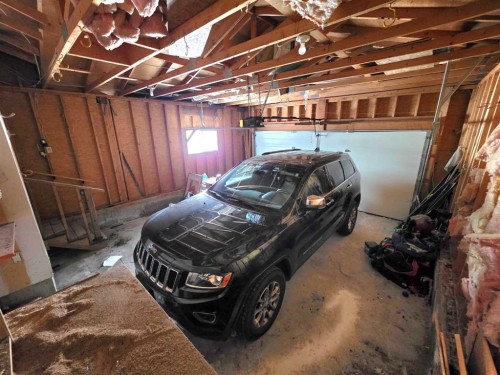 52 Sunvale Mews Se, Calgary, AB - Indoor Photo Showing Garage