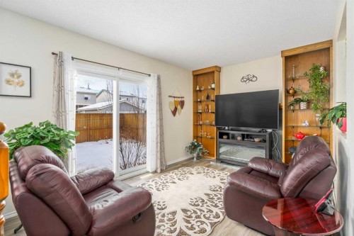 43 Millrise Crescent Sw, Calgary, AB - Indoor Photo Showing Living Room