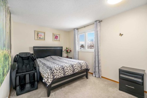 43 Millrise Crescent Sw, Calgary, AB - Indoor Photo Showing Bedroom
