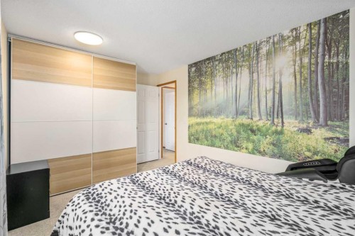 43 Millrise Crescent Sw, Calgary, AB - Indoor Photo Showing Bedroom