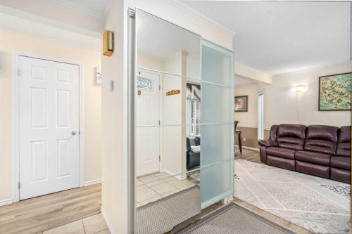 43 Millrise Crescent Sw, Calgary, AB - Indoor Photo Showing Other Room