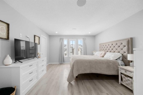 92 Wolf Gate, Okotoks, AB - Indoor Photo Showing Bedroom