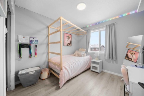 92 Wolf Gate, Okotoks, AB - Indoor Photo Showing Bedroom