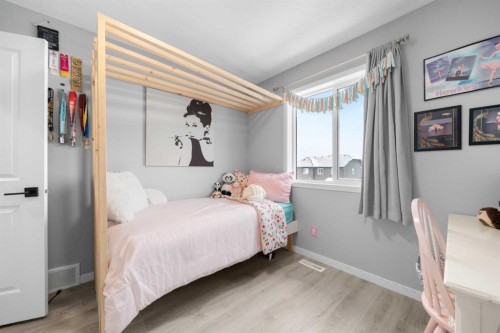 92 Wolf Gate, Okotoks, AB - Indoor Photo Showing Bedroom